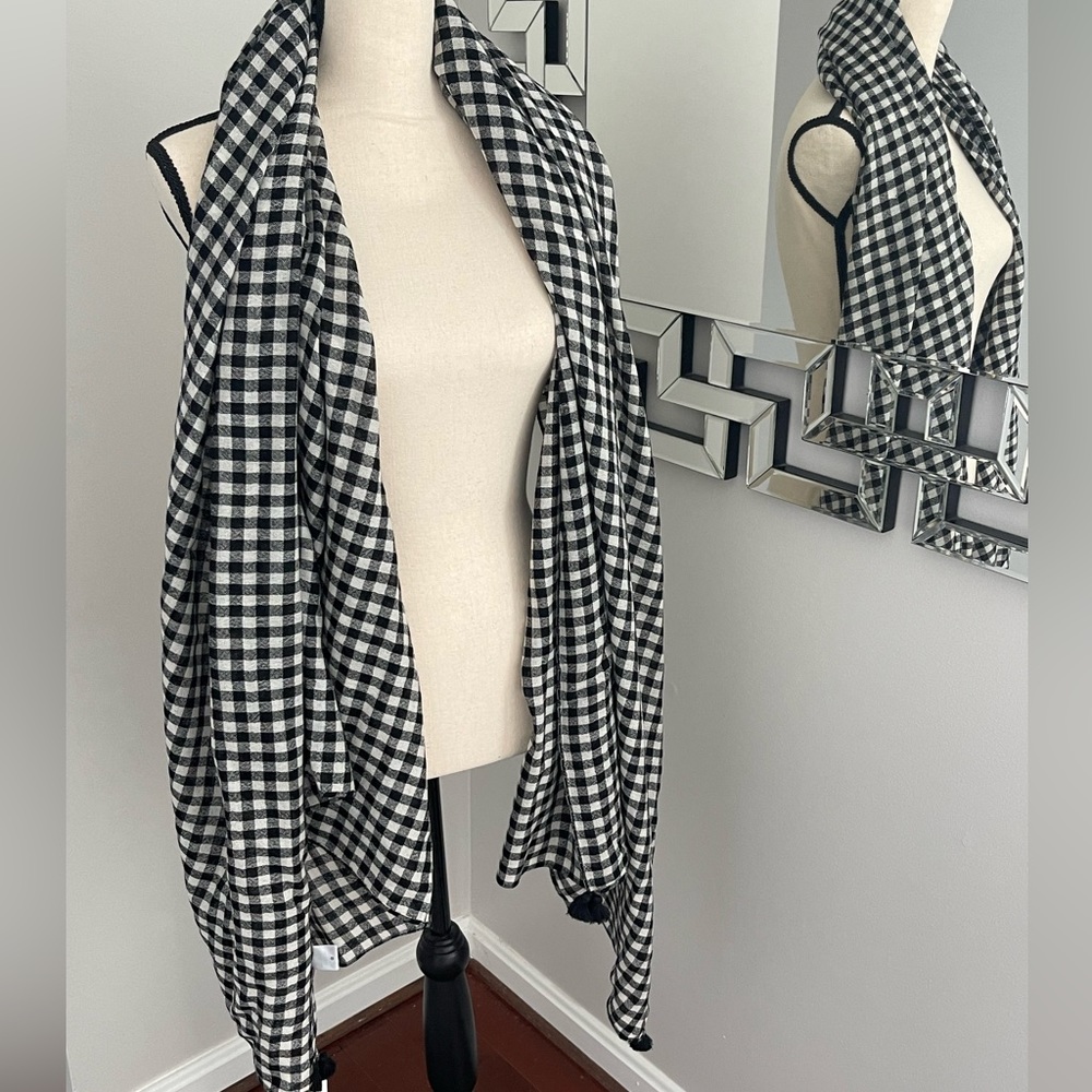 NWWT. Vineyard Vines Winter Shoulder Wrap